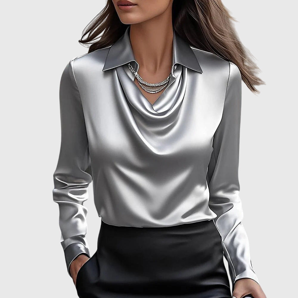 Isabella Brillante Bluse – Glanz &amp; plissierter Ausschnitt