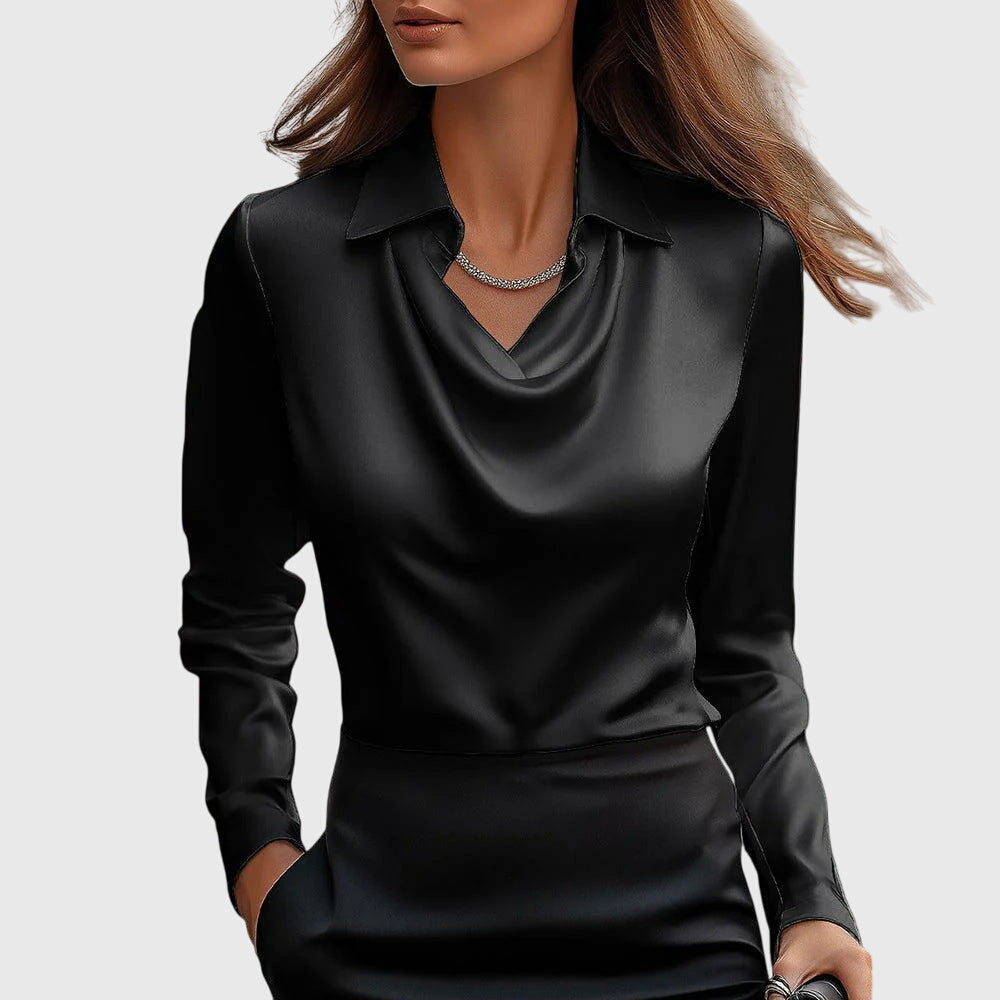 Isabella Brillante Bluse – Glanz &amp; plissierter Ausschnitt