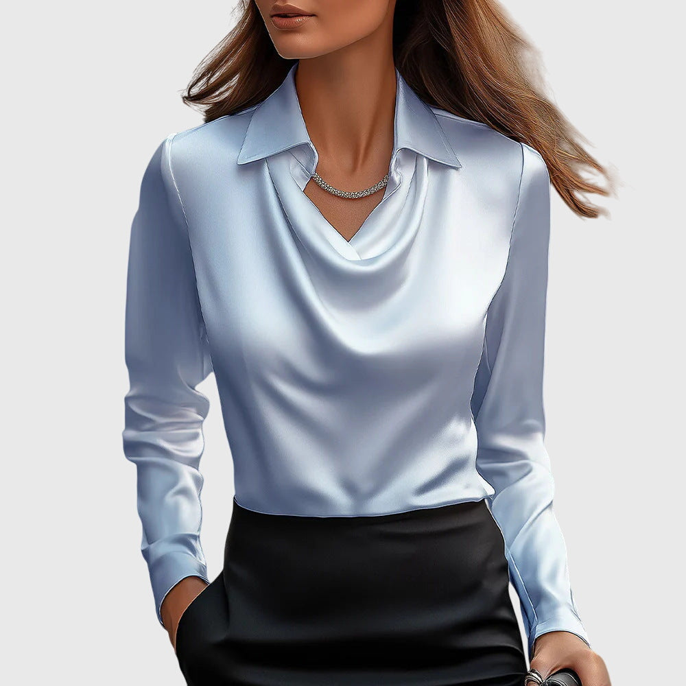 Isabella Brillante Bluse – Glanz &amp; plissierter Ausschnitt