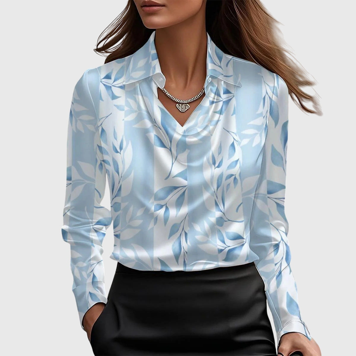 Isabella Brillante Bluse – Glanz &amp; plissierter Ausschnitt