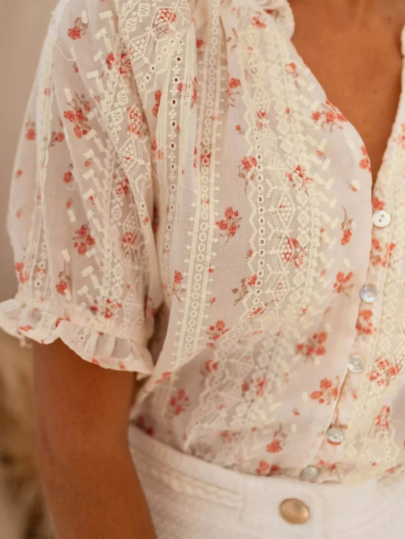 Lucía Flor Blouse – floral &amp; airy
