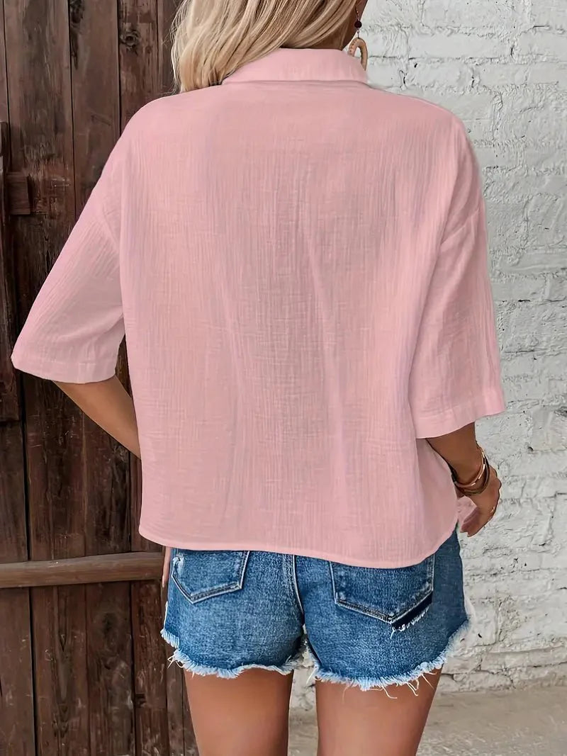 Céline Sol Bluse – sanfter Glanz &amp; plissierter Ausschnitt