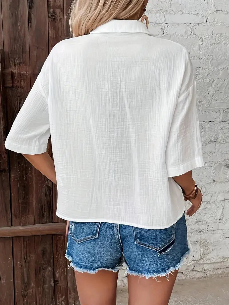 Céline Sol Bluse – sanfter Glanz &amp; plissierter Ausschnitt
