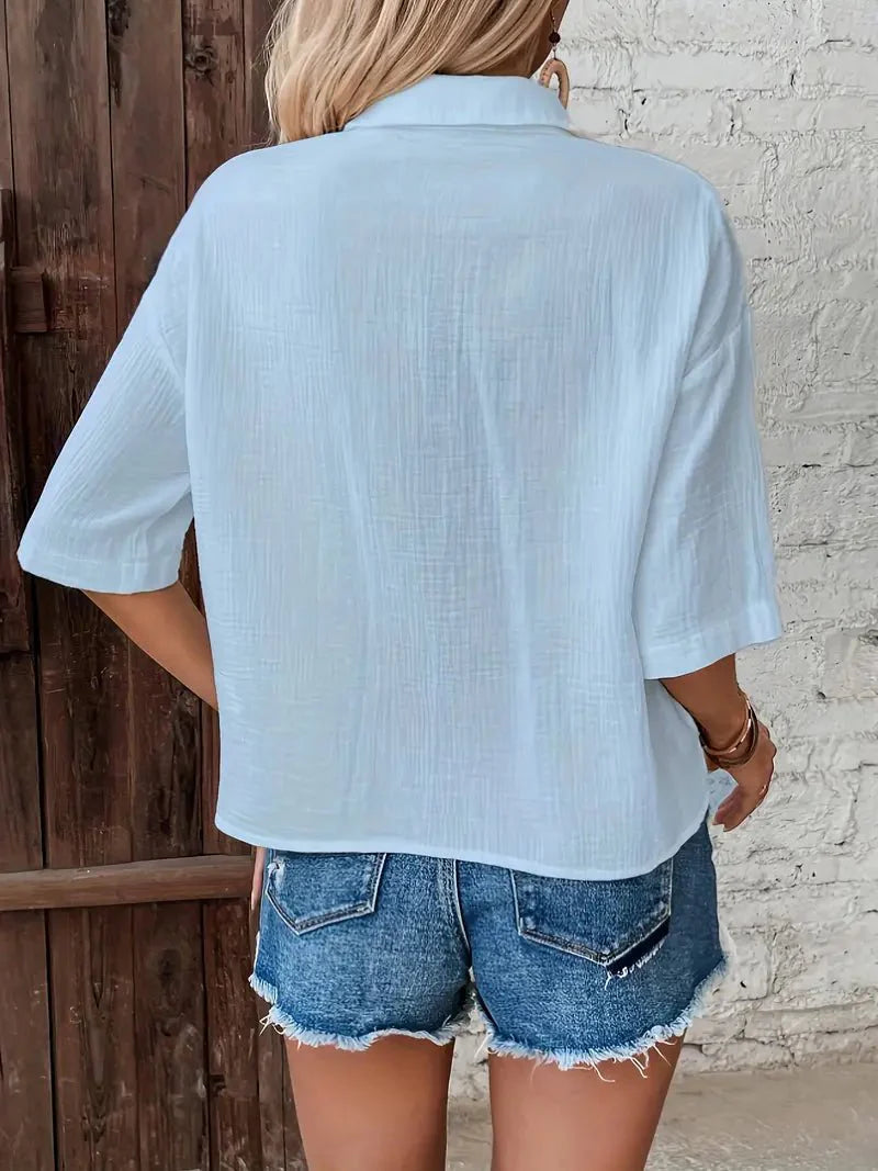 Céline Sol Bluse – sanfter Glanz &amp; plissierter Ausschnitt